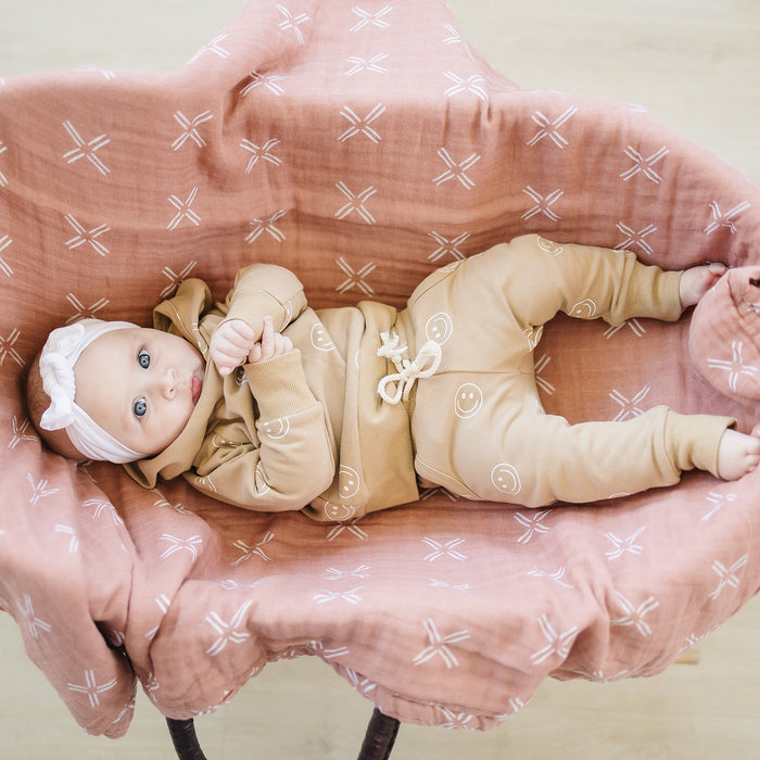 Mebie Baby Gender Neutral Infant Muslin quilt its 100% cotton. Looks great in any nursery.