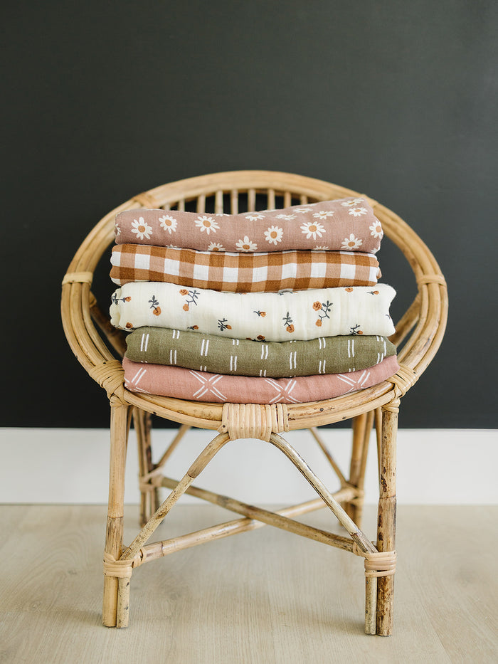 Mebie Baby Gender Neutral Infant Muslin quilt its 100% cotton. Looks great in any nursery.