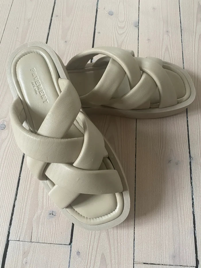 Pavement-skinnsandaler NWOT