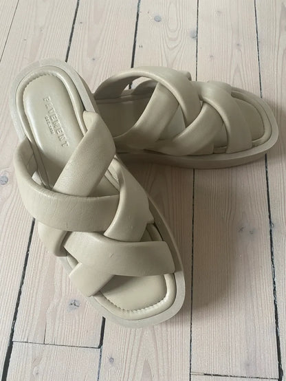 Pavement-skinnsandaler NWOT